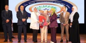 مدير تعليم بورسعيد يشهد حفل تخرج طلاب مدرسة عمرو بن العاص الرسمية لغات - بلس 48