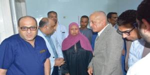 محافظ الأقصر يزور العامل المُصاب بمشروع صرف صحي العضايمة ويوجه بتقديم الرعاية الطبية اللازمة - بلس 48