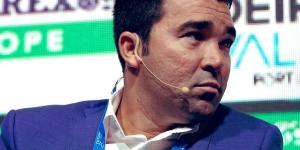 ديكو يجتمع بممثلي الهولندي سيمونز لبحث إمكانية انضمامه لبرشلونة - بلس 48