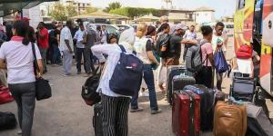 عودة الاف السودانيين الى بلادهم بعد قضاء عاما كاملا فى مصر تشغيل قطار مخصوص لنقل المغادرين من القاهرة إلى أسوان - بلس 48