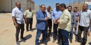 محافظ أسيوط يتفقد أعمال إنشاء سوق الجملة الجديد للخضار والفاكهة بالكوم الأحمر بالبداري - بلس 48