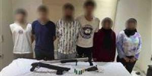 ضبط تشكيل عصابي أطلق أعيرة نارية في شبرا الخيمة بعد طرد فتاتين من محل تجاري - بلس 48