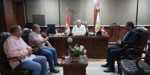 قبل انطلاق التصويت بساعات.. محافظ الغربية يترأس اجتماعًا لمتابعة استعدادات اللجان وغرف العمليات - بلس 48