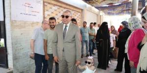 في لفتة إنسانية.. محافظ المنيا يمازح طفلة صغيرة ويصفها بـ "أصغر ناخبة" في انتخابات الشيوخ - بلس 48