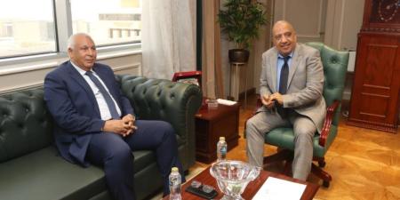وزير الكهرباء يبحث مع محافظ الوادي الجديد خطة التنمية بالمحافظة وسبل دعم وتعزيز الشبكة وتأمين التغذية الكهربائية - بلس 48