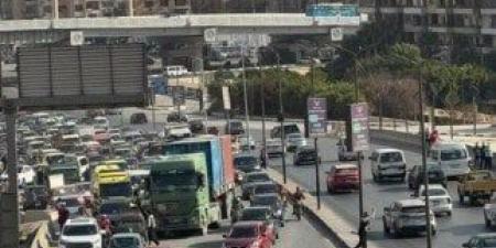 هبوط أرضي بمحور الأوتوستراد بسبب تسرب مياه - بلس 48