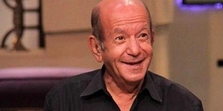شاهد.. أول ظهور لـ لطفي لبيب بعد خروجه من العناية المركزة - بلس 48