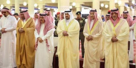شاهد.. نائب أمير الرياض يؤدي صلاة الميت على الأمير الوليد بن خالد بن طلال - بلس 48