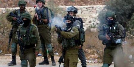 إصابة عشرات الفلسطينيين في هجوم للمستوطنين وقوات الاحتلال على قرية المغير - بلس 48