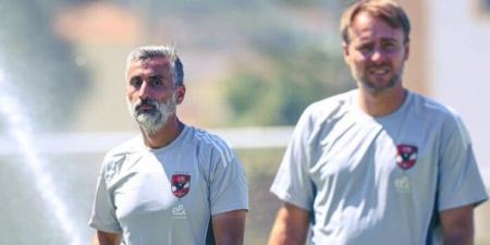 ريبيرو يجتمع مع الطاقم المعاون على هامش مران الأهلي - بلس 48