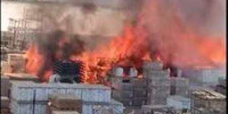 الدفع بـ20 سيارة إطفاء و15 مصابًا بالاختناق في حريق هائل بمصنع قطع غيار سيارات بأكتوبر - بلس 48