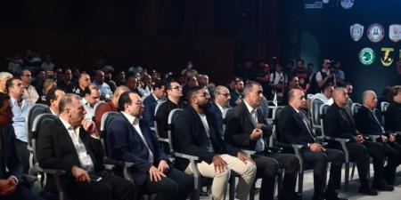 ممثل "لاجاليتكس" الألمانية يناقش الضوابط مع ممثلي الأندية أثناء سحب قرعة الدوري - بلس 48