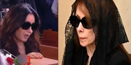 بالفيديو.. مشهد مؤثّر للفنانة لطيفة خلال جنازة الراحل زياد الرحباني - بلس 48