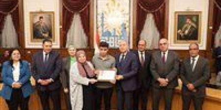 محافظ القاهرة يكرم ٣٠ طالب وطالبة من أوائل الثانوية العامة والمكفوفين والدبلومات الفنية - بلس 48