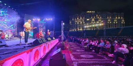 «وسط البلد» تُشعل أجواء مهرجان الأوبرا الصيفي بالإسكندرية - بلس 48