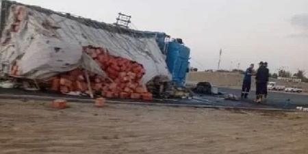 انقلاب شاحنة محملة بـ10 أطنان زيت طعام بطريق الفيوم - بلس 48