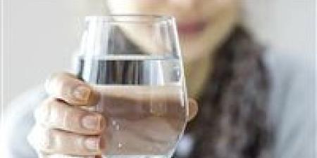 مفاجأة علمية.. شرب الماء أثناء الأكل لا يضر المعدة كما يُشاع - بلس 48