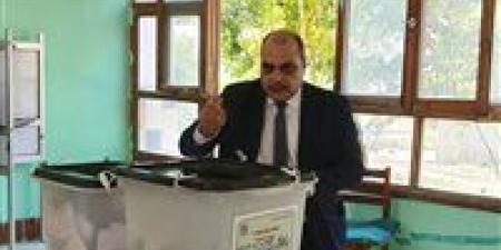 الإعلامي محمد الباز يُدلي بصوته في ثاني أيام انتخابات الشيوخ 2025 - بلس 48