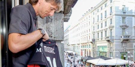 استقبال حافل لـ مودريتش من جماهير ميلان - بلس 48