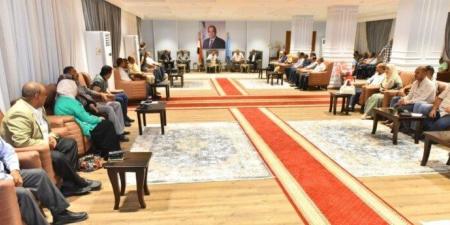 «لا تهاون مع المقصرين».. محافظ أسيوط يشدد على الانضباط ويصدر توجيهات استراتيجية للتنمية - بلس 48