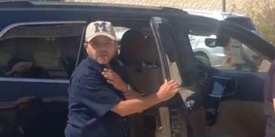 أبرزهم محمد هنيدي.. نجوم الفن يشاركون في تشييع جنازة سامح عبد العزيز - بلس 48