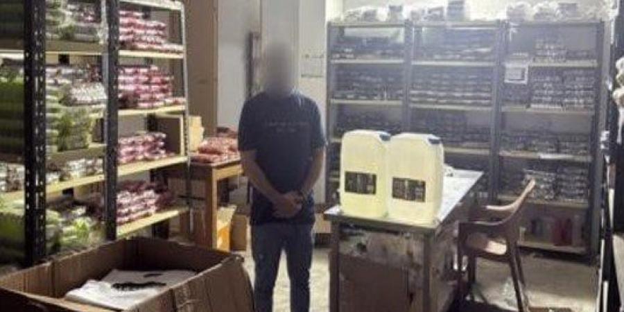 القبض على شخص بتهمة إدارة مصنع بدون ترخيص لإنتاج أجهزة التدخين الإلكترونية - بلس 48