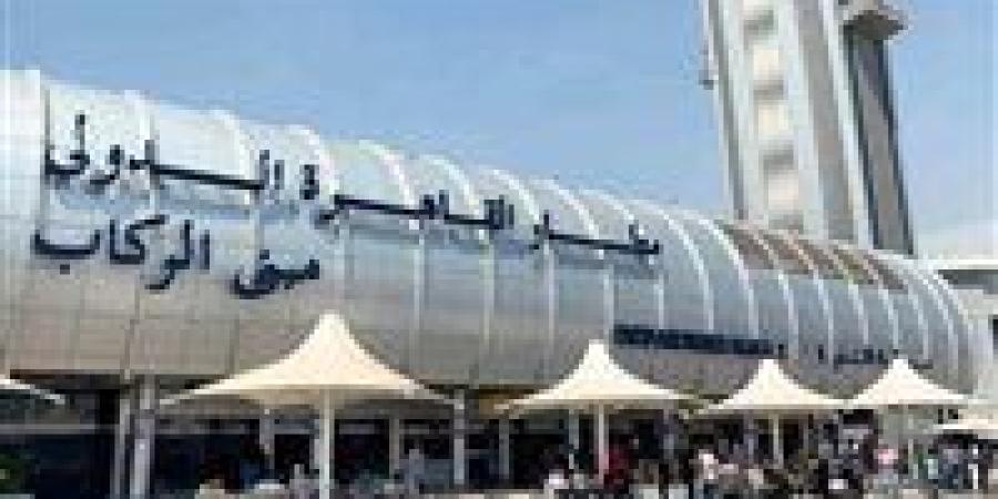 ضبط شخصين بمطار القاهرة بحوزتهما مبالغ مالية كبيرة مخبأة - بلس 48