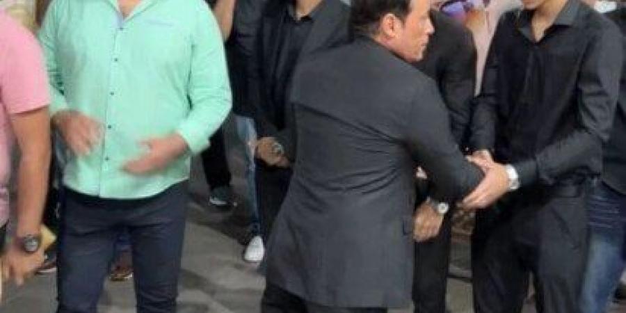منهم سعد الصغير ومصطفى كامل.. أبرز حضور عزاء المطرب محمد عواد - بلس 48
