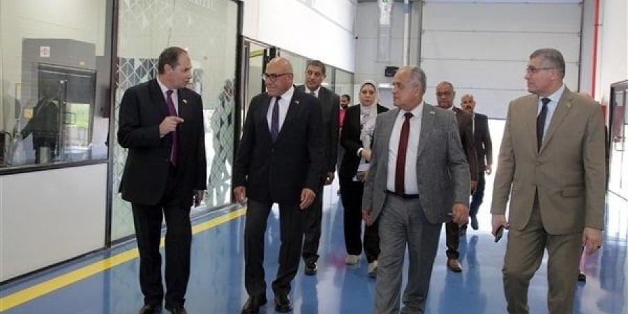 رئيس العربية للتصنيع يتفقد التشغيل التجريبي لمصنع مستلزمات جراحة العظام - بلس 48