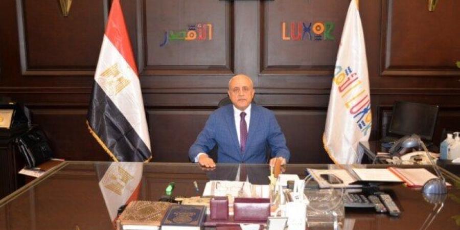 محافظ الأقصر يستقبل وفد أهالي «الزنيقة» ويعد بزيارة ميدانية لمتابعة مشروعات القرية - بلس 48