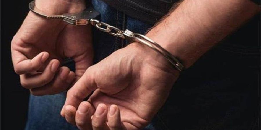 القبض على مهتز نفسيا تعدى على المارة ببولاق - بلس 48