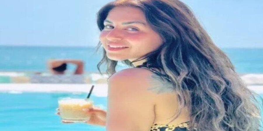 «بالمايوه».. منة فضالي تتصدر المشهد بعد ظهورها الأخير - بلس 48