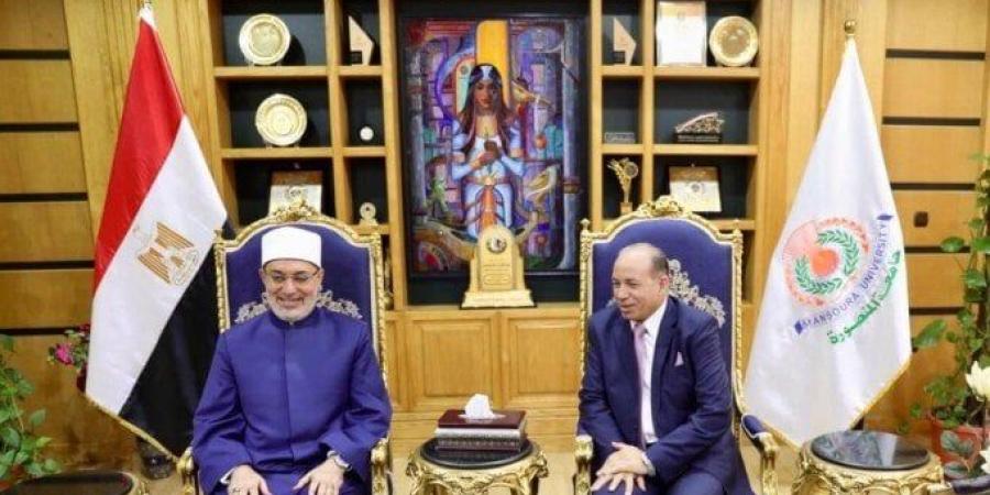 رئيس جامعة المنصورة يبحث مع المفتي سبل تعزيز الوعي الديني والفكري بين الشباب - بلس 48