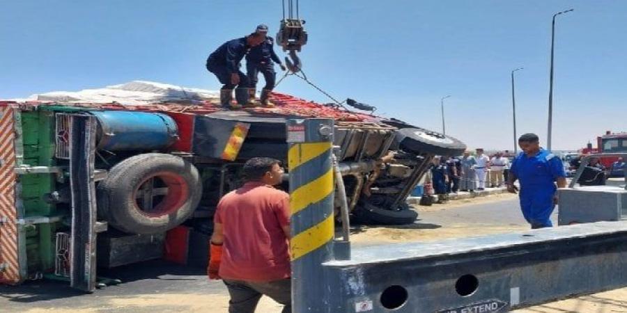الحماية المدنية ترفع آثار انقلاب سيارة نقل على محور «باسم فكري» - بلس 48