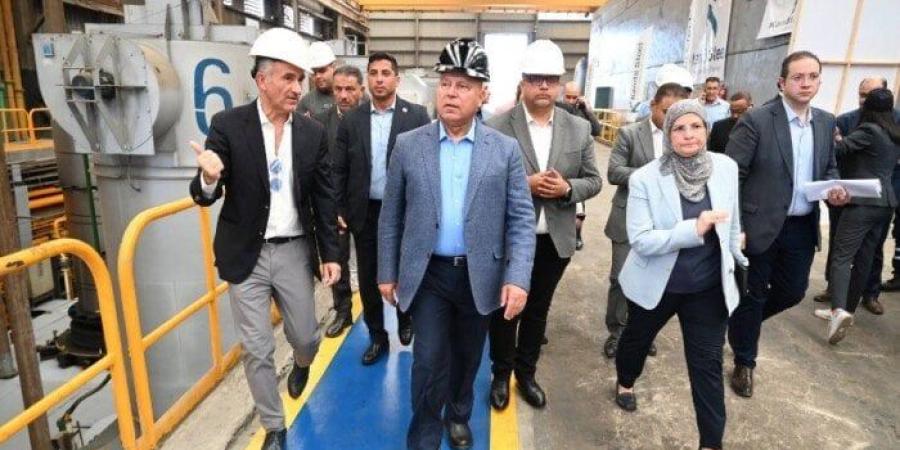 كامل الوزير يتفقد 3 مصانع بقطاعات الأغذية والمعادن ومواد البناء بالعبور - بلس 48