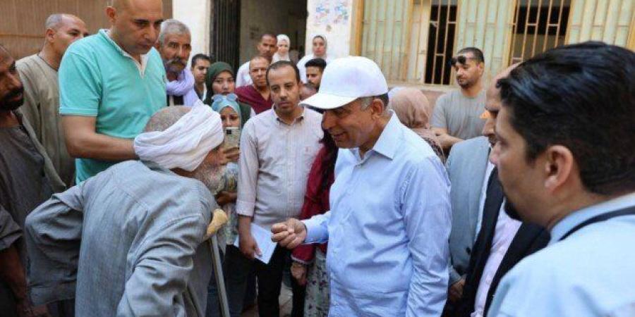 لفتة إنسانية.. محافظ المنيا يوجه بتوفير كرسي متحرك لمريض خلال جولته بمستشفى الفكرية المركزي بأبوقرقاص - بلس 48