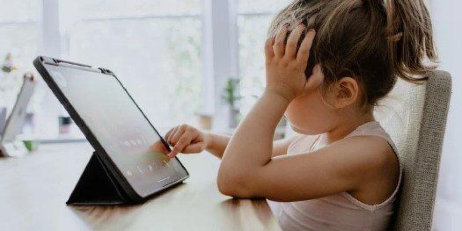 منها ضعف مهارات التعلم.. دراسة تحذر من إفراط الأطفال في النظر لشاشات الهواتف - بلس 48