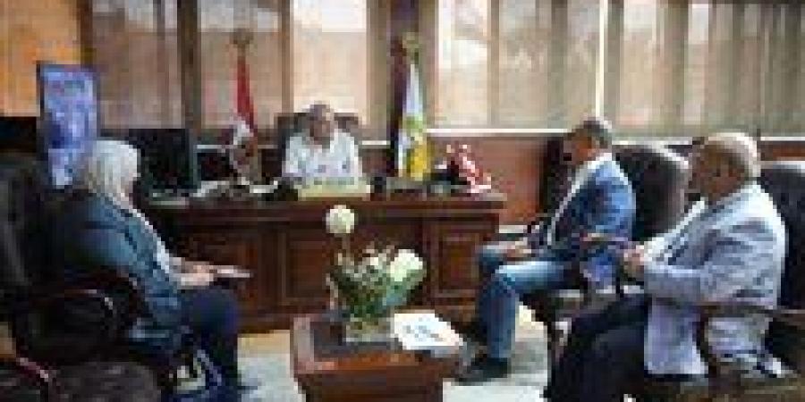 محافظ الغربية يبحث مع الرئيس التنفيذي لشركة مصر للغزل والنسيج مستجدات التطوير لدعم مستقبل الصناعة في المحلة - بلس 48