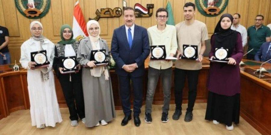خلال تكريم أوائل الثانوية العامة.. محافظ المنوفية: أفخر وأعتز بالمنوفية لعراقة شعبها وتميز أبناءها - بلس 48