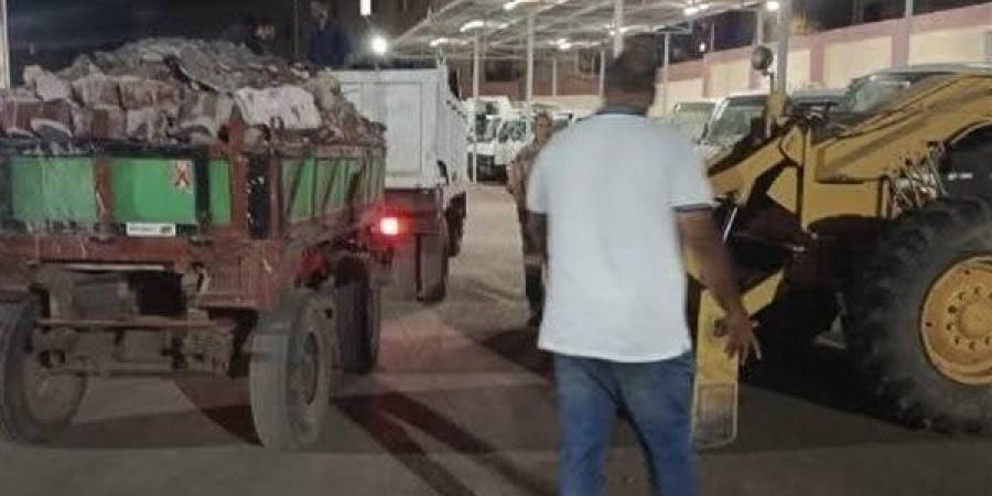 ضبط جرار ولودر خلال إلقاء مخلفات هدم بطريق عام في المنوفية - بلس 48
