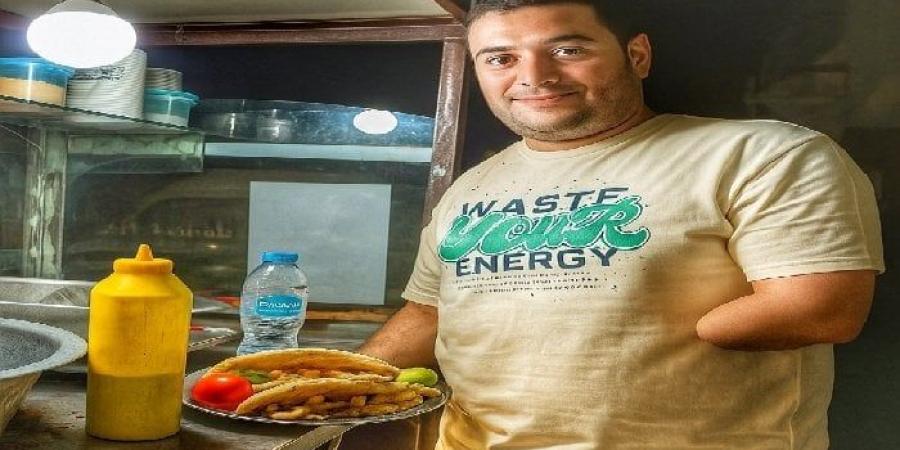 مهند يحوّل إعاقته إلى مشروع للمأكولات البحرية في قلب الإسكندرية - بلس 48