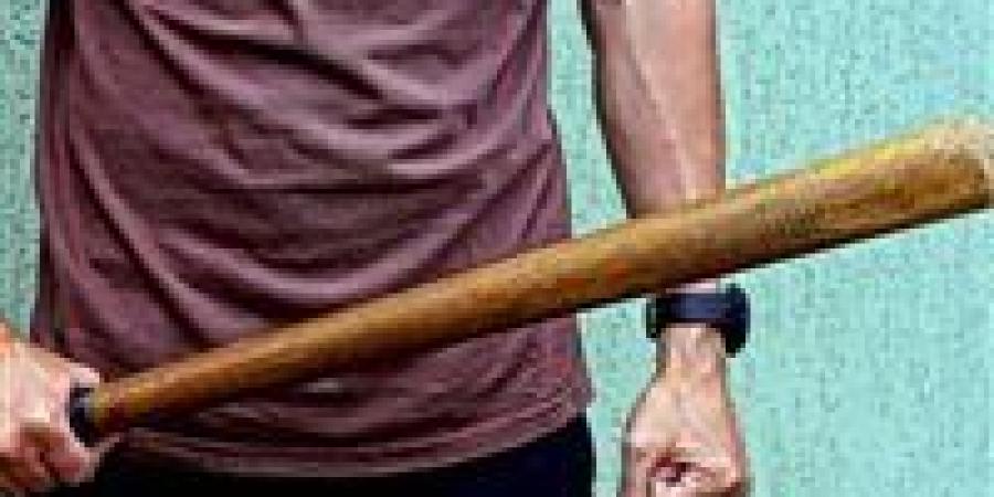 شاب يهشم رأس حماه بخشبه لمعايرته بإنفاق ابنته عليه في المعادي - بلس 48