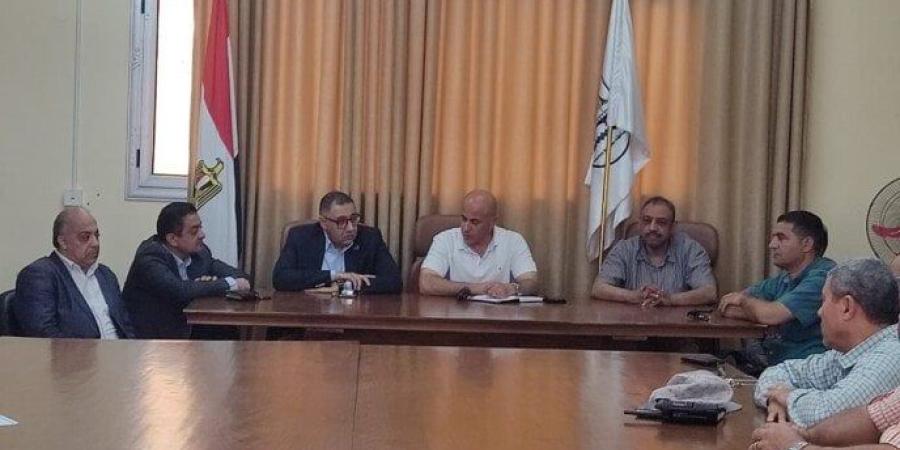 محافظ بني سويف يناقش تقنين وتنمية مشروعات تدوير البلاستيك بقرى مركز إهناسيا - بلس 48