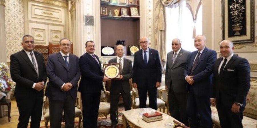 المستشار عاصم الغايش يستقبل وفدا لتهنئته بمنصبه الجديد - بلس 48