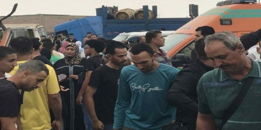 20 مصابًا في تصادم سيارة نقل بأتوبيس عمال على طريق «بورسعيد - الإسماعيلية» - بلس 48