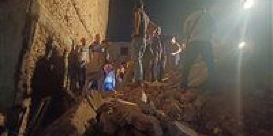 انهيار عقار في أسيوط.. إنقاذ 3 أشخاص وجارٍ البحث عن مسنة تحت الأنقاض - بلس 48