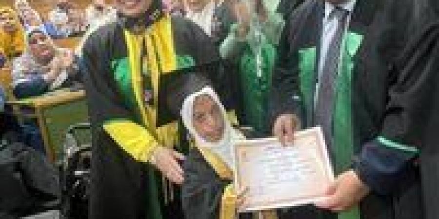 جامعة القاهرة تنظم أول حفل تخرج من نوعه لخريجي برامج الدمج وذوي الهمم بكلية التجارة - بلس 48