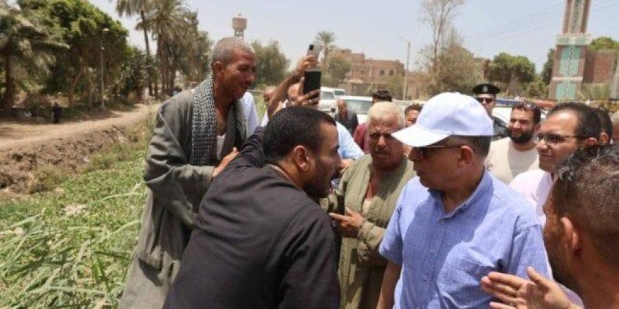 محافظ المنيا يستمع لشكاوى أهالي الأشمونين ويصدر توجيهات فورية لدعم الأسر وتطهير الترعة - بلس 48