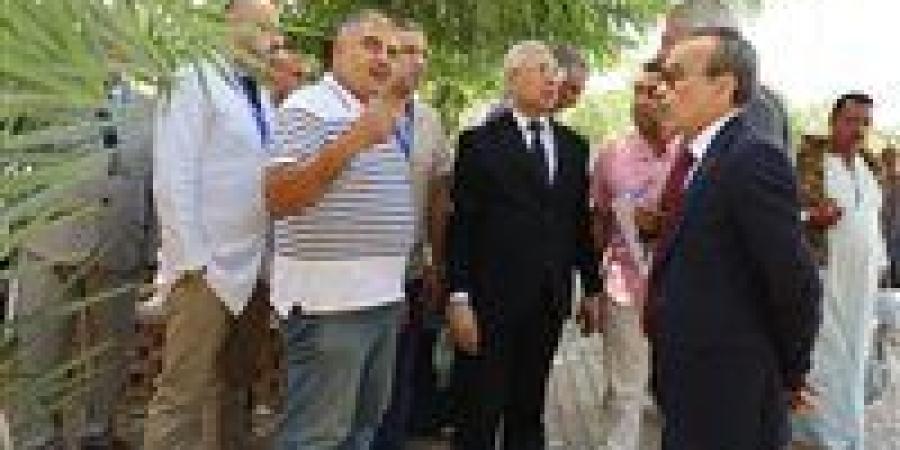 رئيس جامعة المنيا يلتقي الأطقم الطبية بمستشفيي الكبد والعيون استعدادًا لزيارة لجان الاعتماد والرقابة الصحية - بلس 48