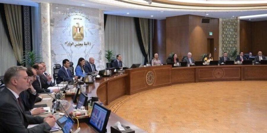 مصر تدرس عروض خليجية للاستثمار في قطاعي البترول والسياحة - بلس 48